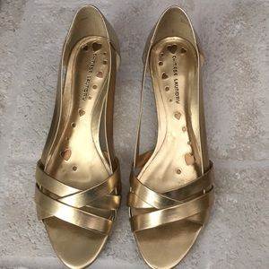 Women’s Chinese Laundry gold wedge sandals, size 8